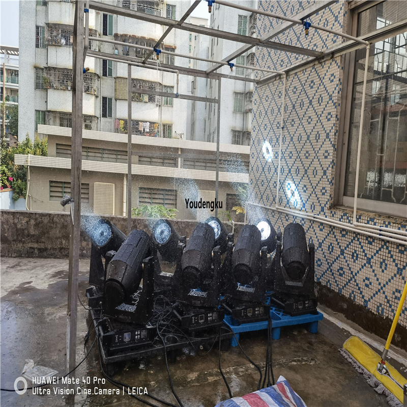 1 pieces sky tracker light beam dmx moving head waterproof outdoor 440w 20r moving head party club light  

A single waterproof 440W 20R DMX moving head light with sky tracker beam for outdoor party and club use
