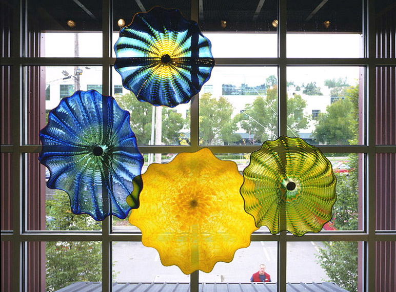 100% mouth-blown borosilicate glass plates, handmade in Murano style, perfect for wall decor as floral decorative pieces