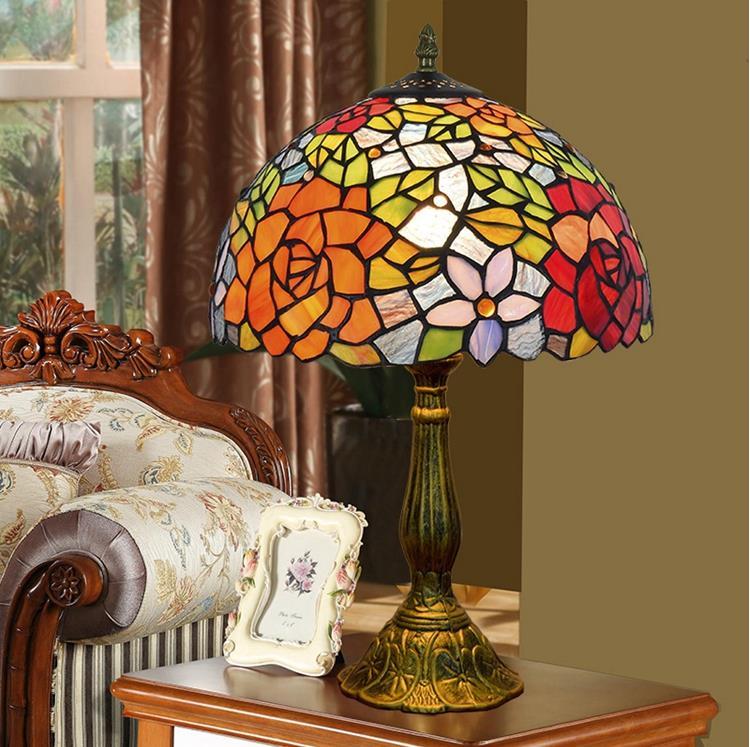 American pastoral-style stained glass table lamp with rose motif for bedroom or hotel bar decor