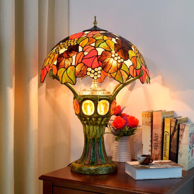 American vintage-style Tiffany stained glass table lamp for living room, bedroom, or restaurant bar decor