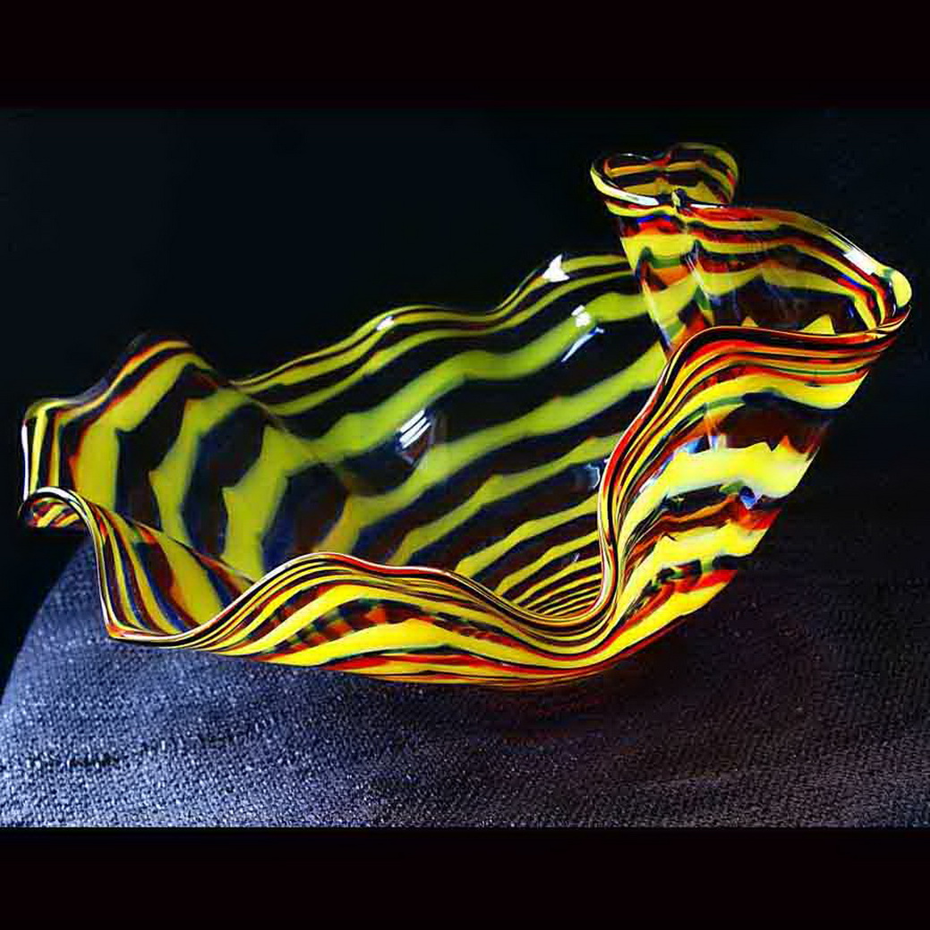 Big Murano-style hanging wall lamps with hand-blown borosilicate glass flowers in Dale Chihuly's artistic design