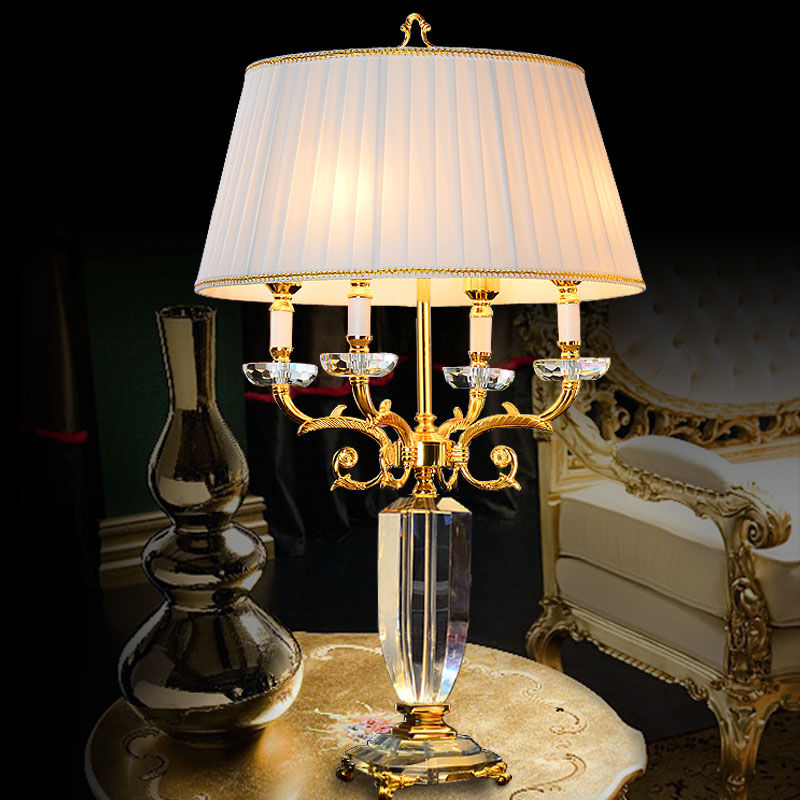 European-style club table lamp for villa living rooms, large model villa with sofa and tea table, luxury crystal lamp for new homes