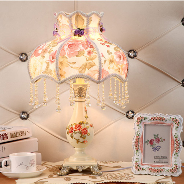 European-style desk lamp with creative princess design, resin base and lace shade for modern bedroom or party decoration lighting