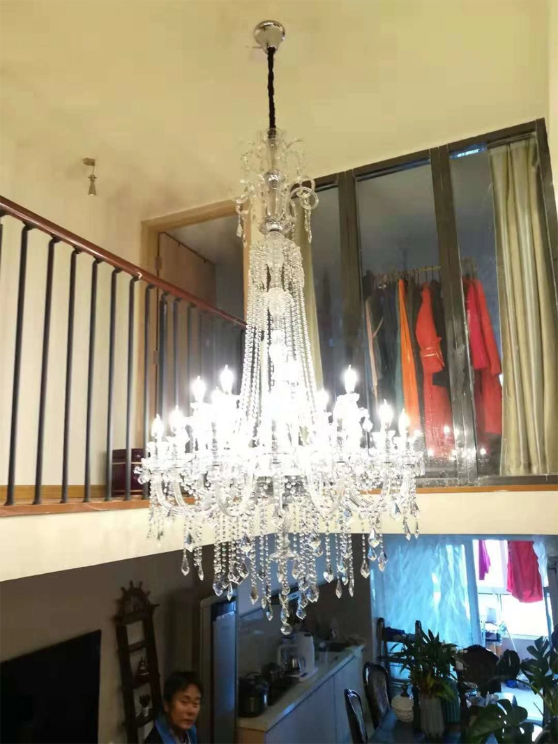 large contemporary crystal chandeliers for tall ceilings, oversized LED lighting fixtures for luxurious living rooms, industrial-style pendant lamps for grand villa halls and foyers