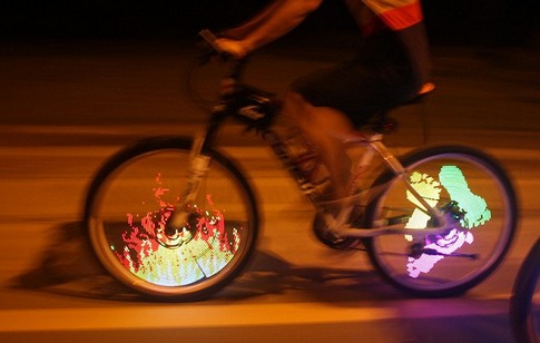 New DIY bike wheel LED lights with programmable double-sided display for night cycling