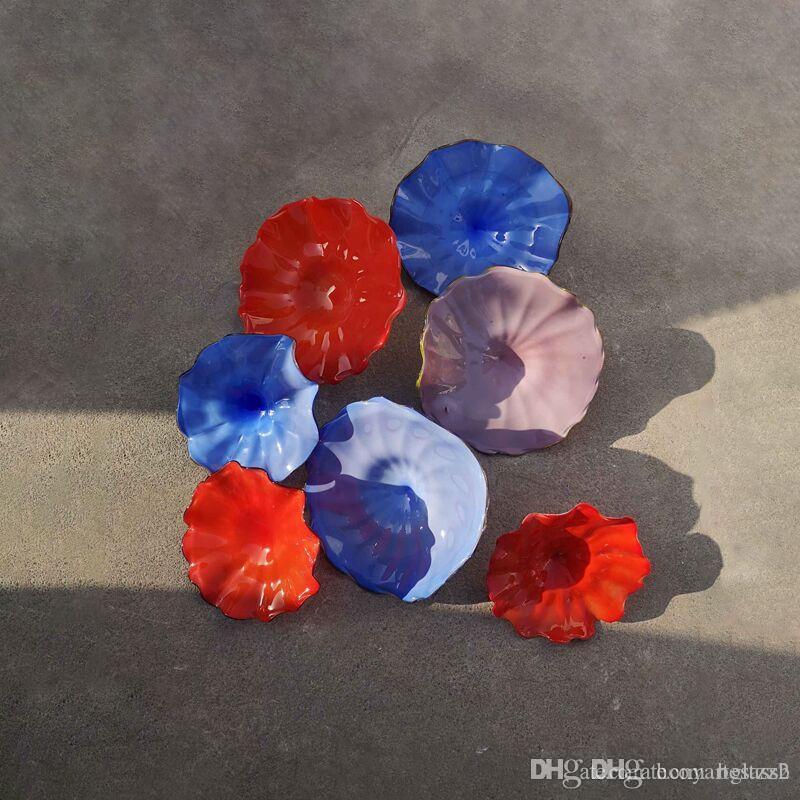 Solid-colored blown glass wall art plates, Murano-style decorative pieces for hotel lobbies, galleries, and museum displays